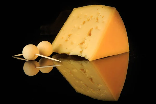 Primer plano gran cuña de queso duro y dos bolas de queso — Foto de Stock