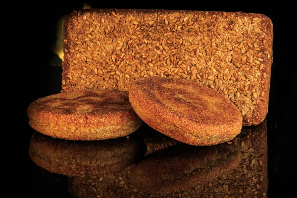 Zbliżenie prostokątny promień chleba z i dwa flapjacks zbóż — Zdjęcie stockowe