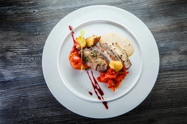 구운 야채와 함께 얇게 썬 구운 고기의 상단 보기 — 스톡 사진