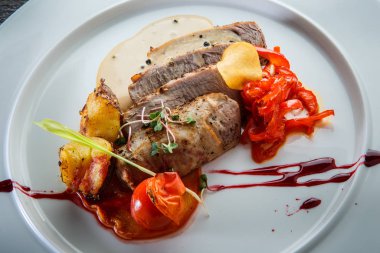 ızgara sebze ile closeup dilimlenmiş pişmiş et