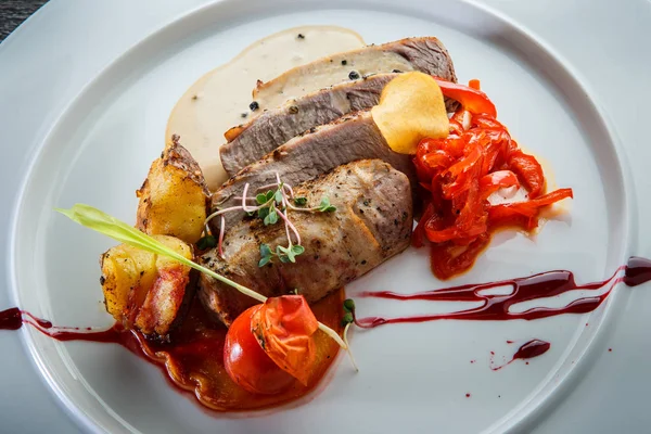 Carne asada en rodajas de primer plano con verduras a la parrilla — Foto de Stock