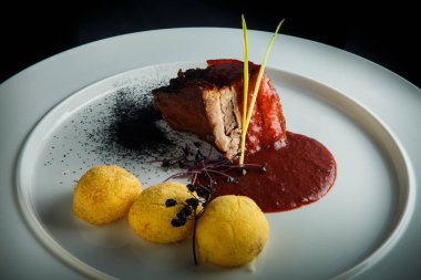 üst görünümü closeup patates topları ve sos ile kavrulmuş et