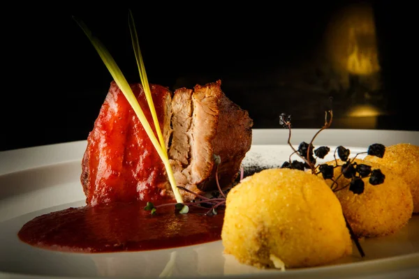 patates topları ve kırmızı sos ile kavrulmuş et makro görünümü