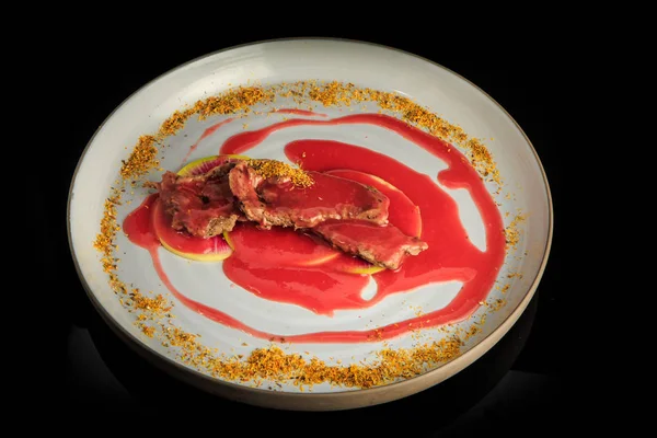 Pemandangan atas irisan daging lezat di bawah saus merah dan rempah-rempah — Stok Foto
