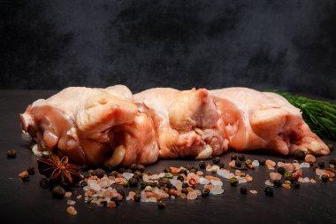 baharat ve yeşil dereotu ile çiğ tavuk üç parça closeup