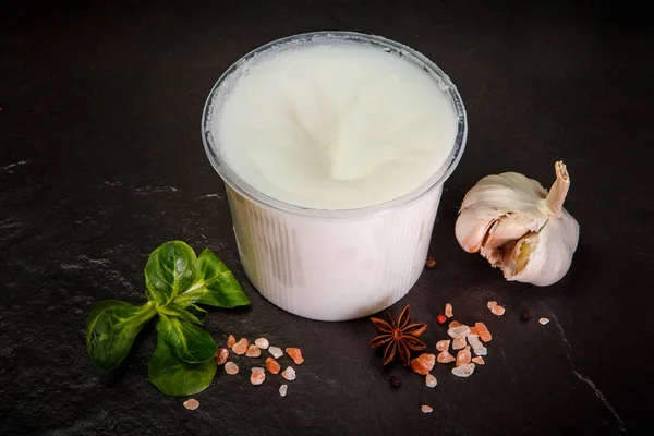 White cream lard in plastic bowl served garlic with basil leaf — Stock Image White cream lard in plastic bowl served garlic with basil leaf Stock Photo