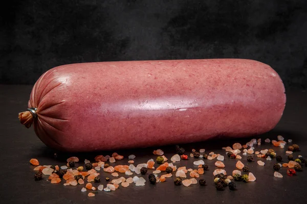 Salsiccia di manzo salsiccia servita in grosso bastone spesso con spezie — Foto Stock
