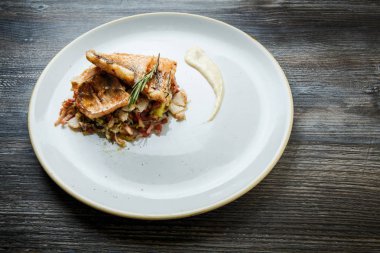 et salatası servis ızgara balık parçaları üzerinde üst görünümü