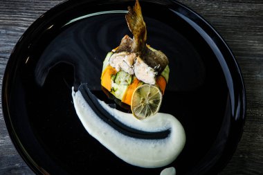 üst görünümü closeup sebze garnitür deniz balığı dolması