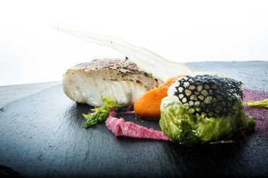 yakın çekim kavrulmuş beyaz balık sebze ile servis