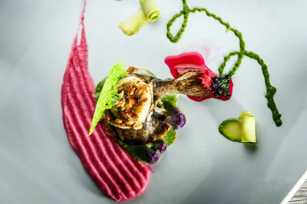 Översta vyn Macro fyllda rostad havsfisk med rosa Mos — Stockfoto
