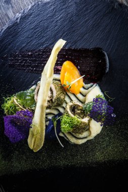 üst görünümü closeup sadece otlar ile dekore balık rulo