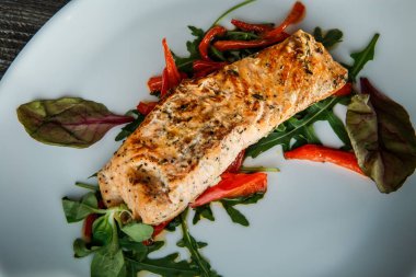 üst görünümü closeup yeşil salata ve arugula ile kavrulmuş balık