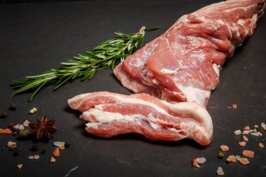 baharat ve biberiye ile servis dilimlenmiş parça ile çiğ et