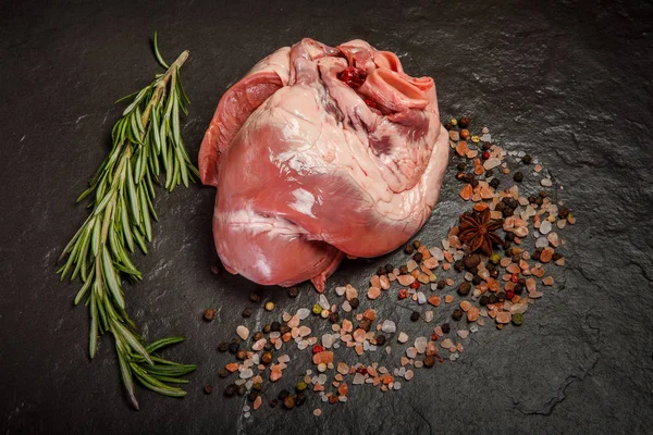 baharat ve biberiye ile üst görünümü closeup çiğ kalp