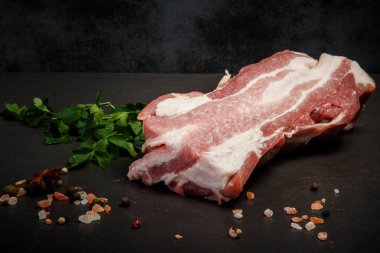 maydanoz ile servis yağ ile mermer çiğ et büyük parça