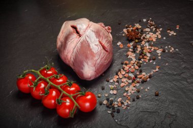 üst görünümü büyük çiğ kalp baharat ve domates ile servis