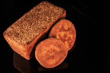 üst görünüm closeup dikdörtgen ışın ekmek ve iki flapjacks