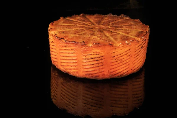 Cabeza redonda entera de queso marrón hecho a mano al horno — Foto de Stock