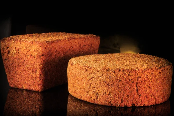 Närbild rund och rektangulär rågbröd med sesamfrön — Stockfoto