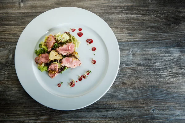 Nejlepší pohled na čerstvý cézový salát s prosciutto masnými plátky — Stock fotografie