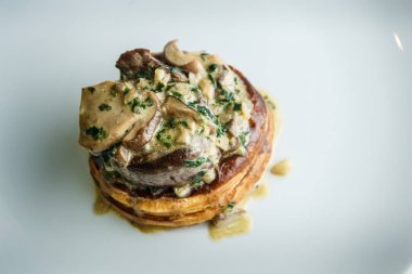 mantar ve krem sos ile üst görünüm kapatmak Julienne