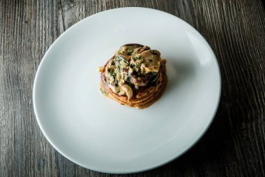 mantar ve krem sos ile lezzetli tavuk Julienne