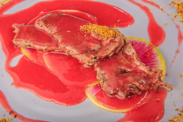 Top tampilkan irisan daging closeup dibawah saus merah dan rempah-rempah — Stok Foto