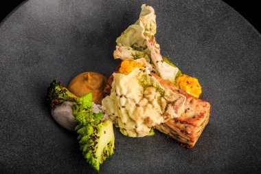 üst görünüm çekim orijinal et çanak, sos ve sebzeler