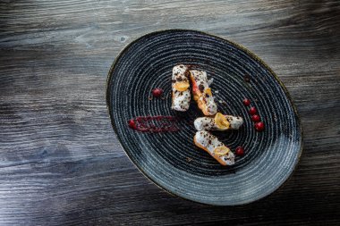 beyaz tepesi ve kırmızı sos ile dört lezzetli eclairs üst görünümü