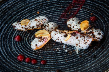 üst görünümü closeup beyaz tepesi ile dört lezzetli eclairs