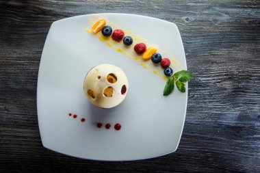 çilek ile lezzetli çikolata topu tatlı üst görünümü