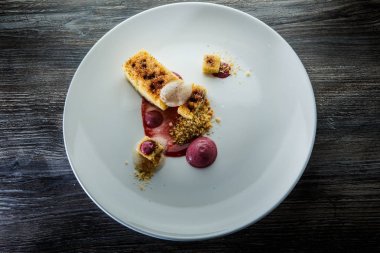 kırmızı syrop ile üst görünüm ev yapımı dilimlenmiş sünger kek