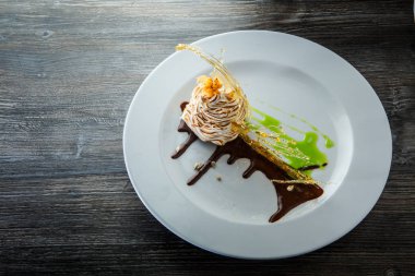 fırında kuğu şeklinde krem tatlı üst görünümü