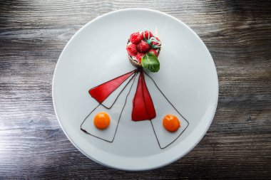 ince dekore edilmiş çikolata ahududu tatlısı üst görünümü