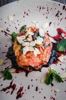 fındık ve nane ile ev yapımı pişmiş elma dikey görünümü