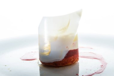 closeup ince dekore meyve ve krem mus tatlı