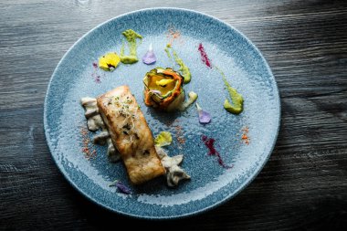 kızarmış mantar servis kavrulmuş balık biftek üst görünümü