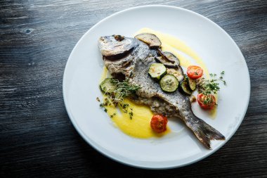 dilimlenmiş pişmiş sebze ile servis lezzetli balık üst görünümü