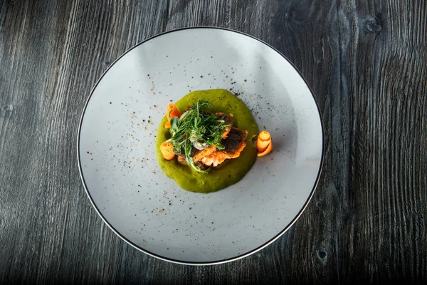 Originalmente decorado con verduras y filete de salmón al horno de zanahoria — Foto de Stock