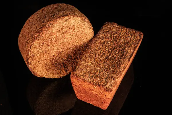 Top zicht van twee rogge graanbroden brood met sesamzaden — Stockfoto