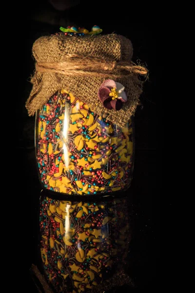 Décoré dans un bocal en verre de style rustique avec garniture douce colorée — Photo