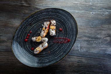 beyaz tepesi ve çikolata ile dört lezzetli eclairs üst görünümü