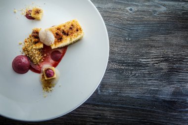 üst görünümü closeup lezzetli dilimlenmiş sünger kek kırmızı syrop ile