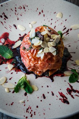 fındık ve nane ile orijinal pişmiş elma dikey görünümü