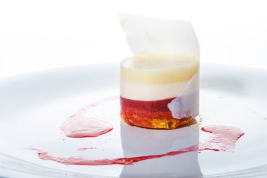 closeup nefis dekore meyve ve krem mus tatlı