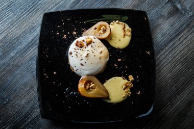 güzel yemek tatlı ile modern siyah plaka üst görünümü