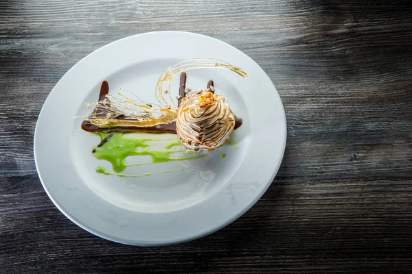 fırında zarif kuğu şeklinde krem tatlı üst görünümü