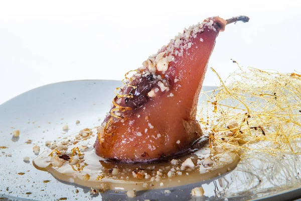 Närbild hela päron utsökt dekorerad med karamell mot vitt — Stockfoto