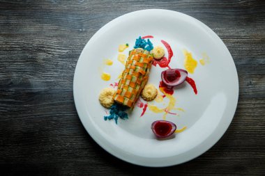 et ile doldurulmuş ince dekore sebze rulo üst görünümü